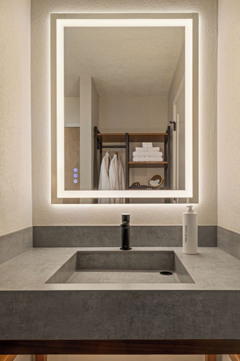 Premier Single Room | Bathroom | Shower, eco-friendly toiletries, hair dryer, bathrobes