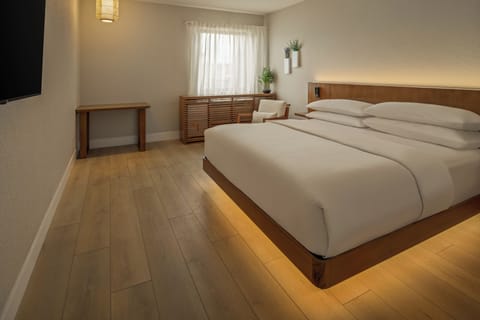 Premier Single Room, Roll-in Shower | Egyptian cotton sheets, premium bedding, pillowtop beds, minibar