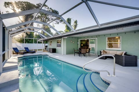 Venice Vacation Rental | 2BR | 2BA | 1,057 Sq Ft | Small Step to Enter
