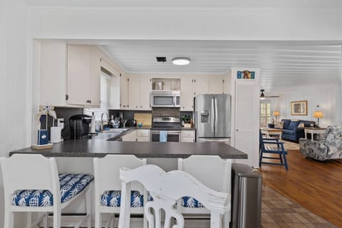 Open Concept Kitchen w/Breakfast Bar & Seating