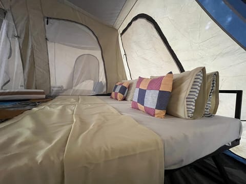 Standard Quadruple Room, Lake View | Desk