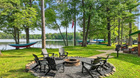 Gather around the lakeside fire pit for s'mores, stories, and starlit nights. A true highlight of lake living! 