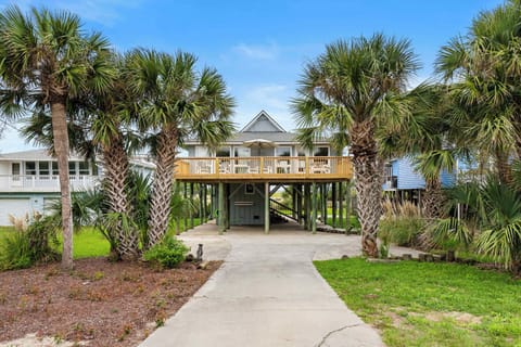 Welcome to your Folly Beach escape! Across the street from the beach! 