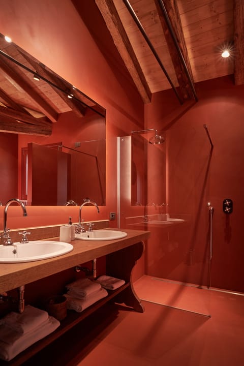 Suite, Garden View | Bathroom | Shower, free toiletries, hair dryer, bidet