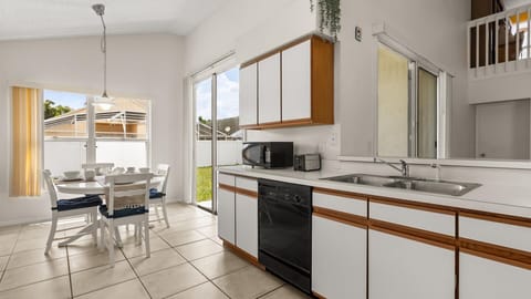 Fully equipped kitchen with dishwasher