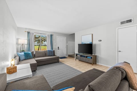 Living room equipped with Roku TV and live TV available 