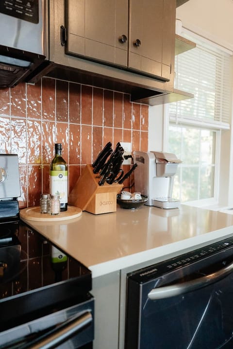 Kristy - Knives and coffee maker