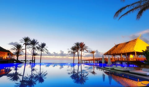 6 outdoor pools, an infinity pool
