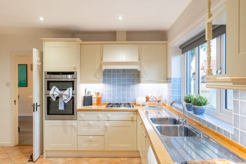 Ground floor: Kitchen with built-in oven, microwave, dishwasher, toaster, kettle, and washing machine