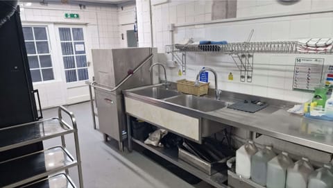 House, Pets Allowed, Garden View | Private kitchen | Full-size fridge, microwave, oven, stovetop