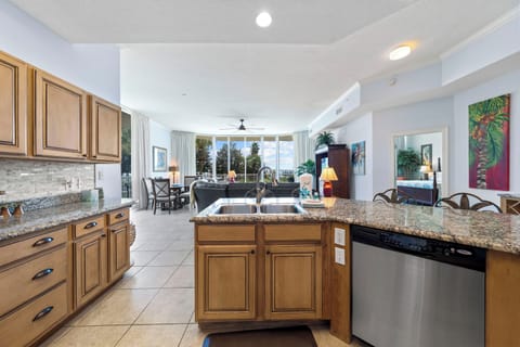 Signature Condo, 4 Bedrooms, Balcony, Bay View | Private kitchen | Fridge, microwave, oven, stovetop