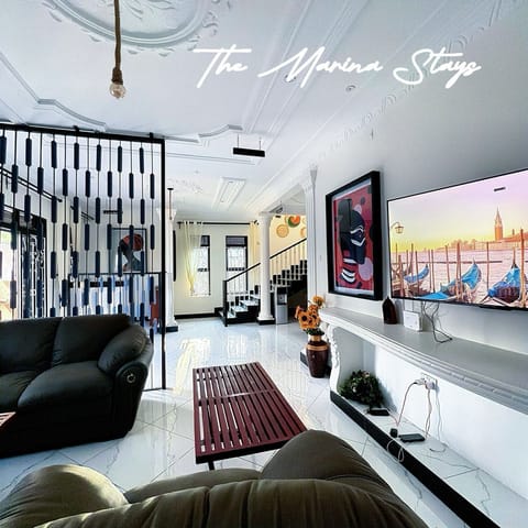 Luxury Room, Hill View | Living area | Computer monitors, printers