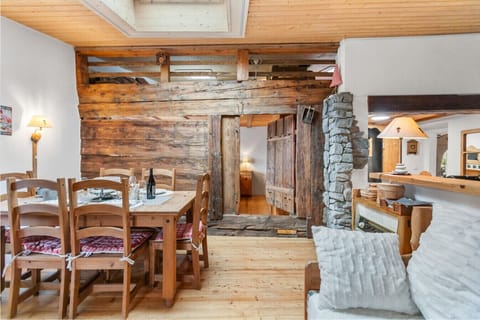 Le salon et l’espace repas bénéficient d’une belle luminosité naturelle grâce aux nombreuses fenêtres et au velux