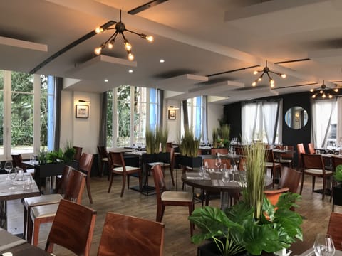 Lunch and dinner served, French cuisine