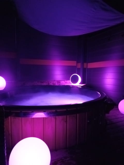 Indoor spa tub