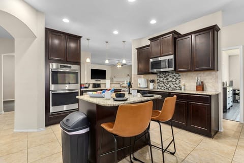 Help yourself to breakfast at the kitchen island, the counter top, or the dining table. Great for meals on the go, or a sit down dinner with friends and family. 