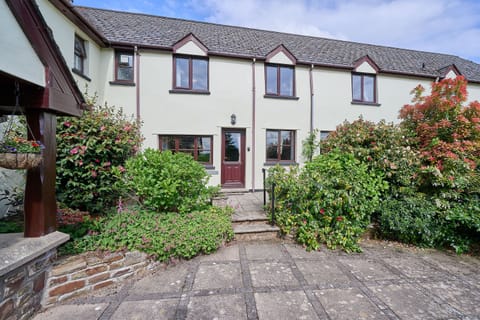 Coombe Cottage, Knowstone - Host & Stay