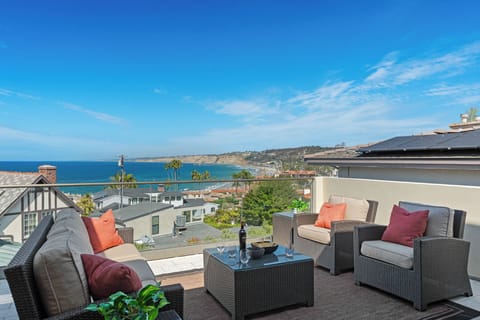 Top Floor View Patio.  Watch the Kayakers and Hang Gliders.