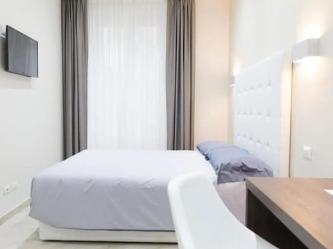Classic Double Room | In-room safe, desk, laptop workspace, soundproofing