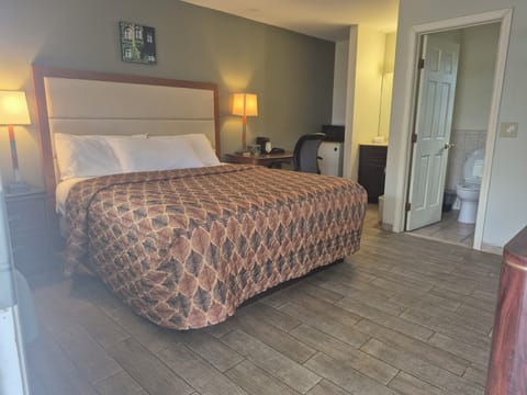 Room, 1 King Bed | Soundproofing, free WiFi, bed sheets