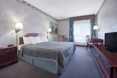 Laptop workspace, blackout drapes, iron/ironing board, free WiFi