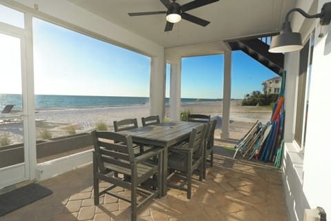 Screened lanai with table and chairs