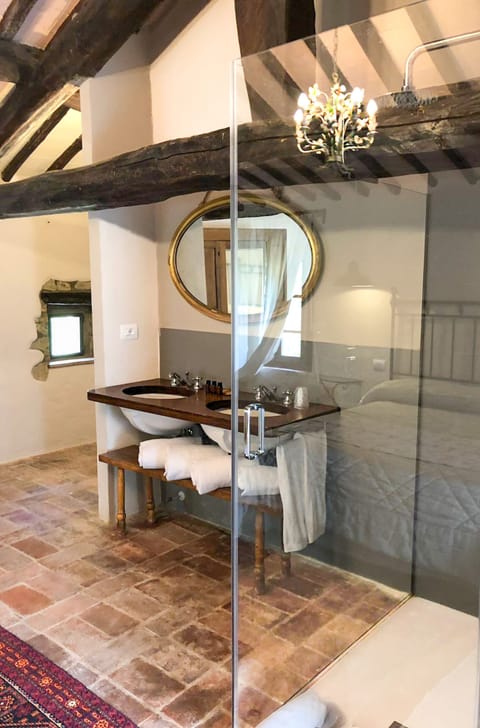 Borgo Superior | Bathroom | Free toiletries, hair dryer, slippers, towels