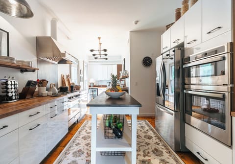 Full-size fridge, microwave, stovetop, dishwasher