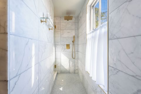 Suite | Bathroom | Shower, hair dryer, towels, soap