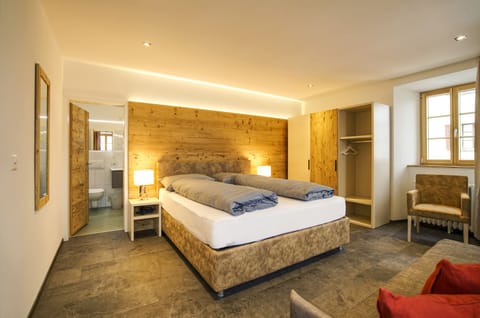 Junior Suite | Down comforters, in-room safe, desk, free WiFi