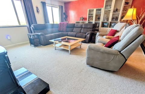 Comfortable living room with an amazing view, seating for 7, a smart TV & games 