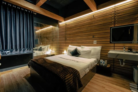 Deluxe Studio Suite, 1 Queen Bed, City View | Room amenity