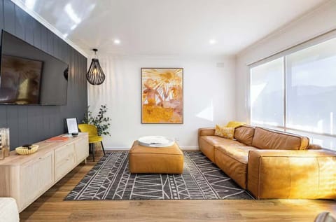 Enjoy a relaxing coastal escape in this beautifully renovated 2-bedroom unit, just steps from Ocean Grove’s shops, cafes, and stunning beaches.