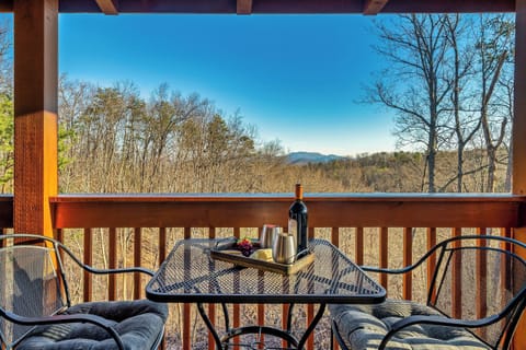 Sevierville Vacation Rental | 2BR | 2BA | 1 Step to Enter | 1,306 Sq Ft