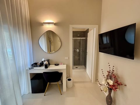 Bloom room 01 | Desk, laptop workspace, soundproofing, free WiFi