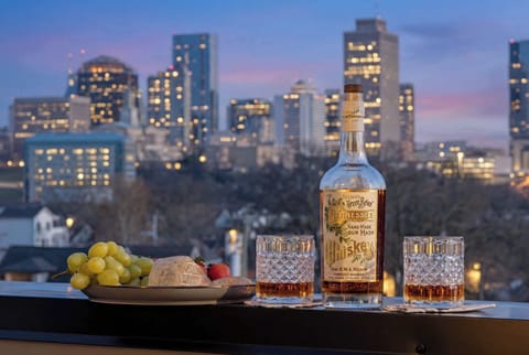 Rooftop Deck with Fire-pit, Smart TV and Views of Nashville