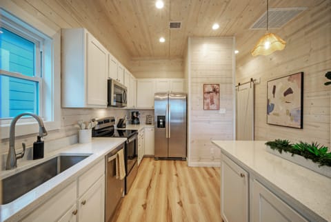 Fully equipped kitchen. (The Madison)