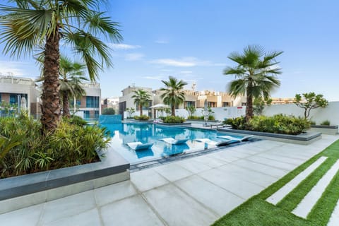 2 outdoor pools, free cabanas