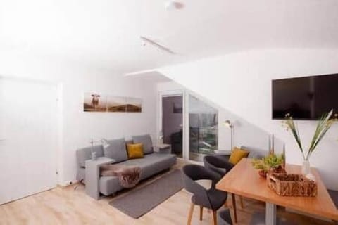 C6ed8b5c a695 4005 965f e58569c2d256