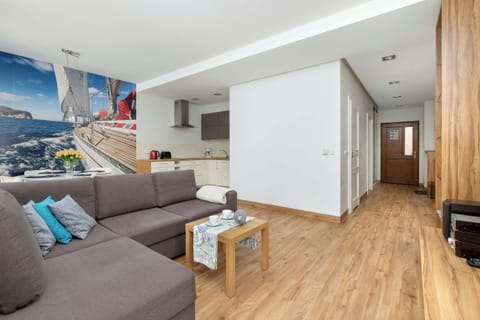 Spacious living room with full equipment. 