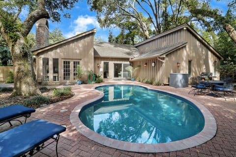 10 Battery | Private backyard oasis w/ pool & grill - 10 Battery | Private backyard oasis w/ pool & grill