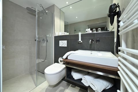 Superior Double Room, Balcony | Bathroom | Shower, free toiletries, hair dryer, towels