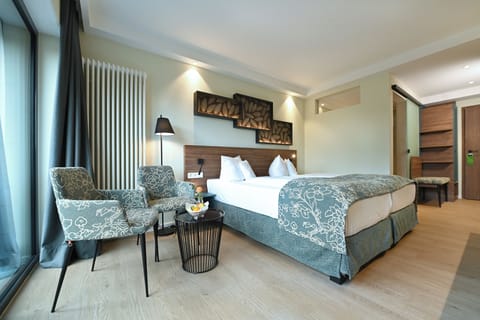 Superior Double Room, Balcony | Hypo-allergenic bedding, minibar, in-room safe, desk