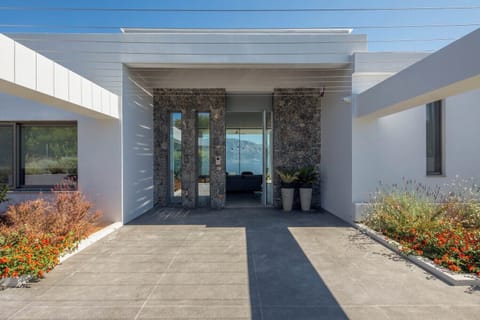 The entrance to the villa.