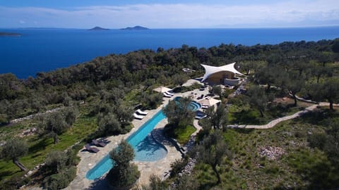 The irresistible pool seen from above.