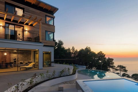 The two pools and spectacular views out to sea.