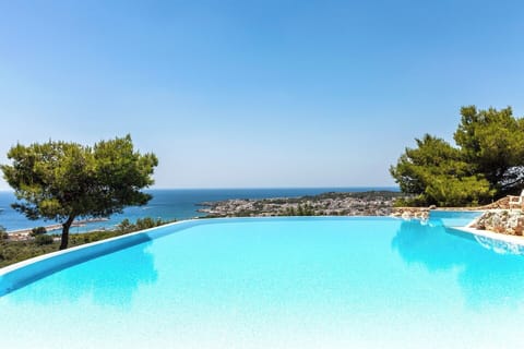 Villa Blanca's superb pool area with uninterrupted views of Leuca and the sea.