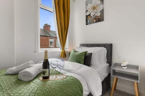 3 bedrooms, iron/ironing board, WiFi (free), bed sheets
