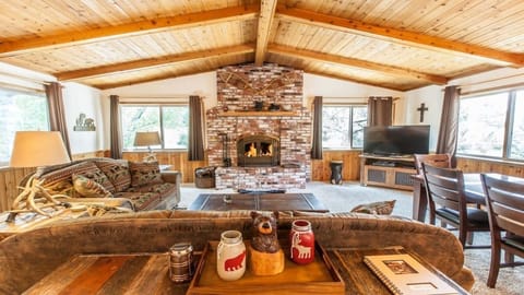 Warm and Inviting Bear Mountain Retreat
