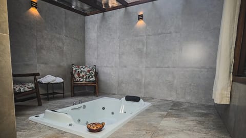 Deluxe Chalet | Private spa tub